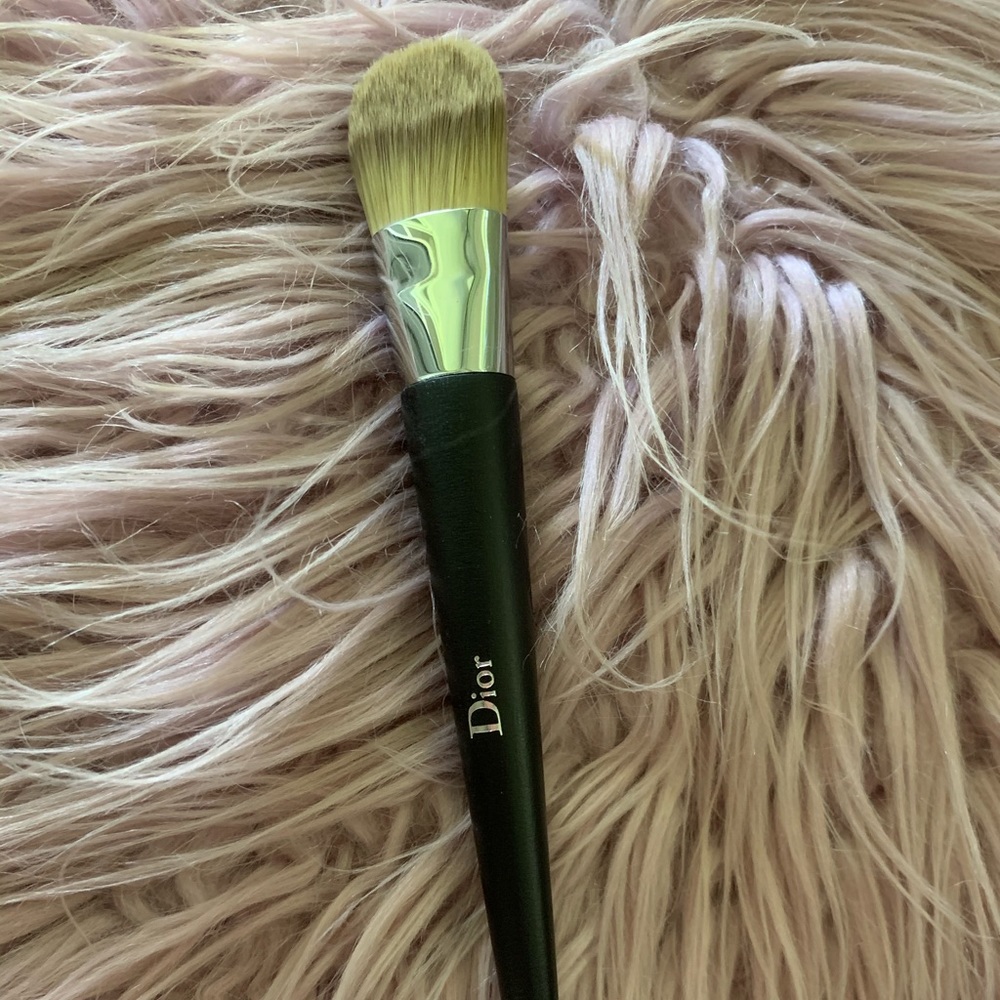 Dior No.11 Light Coverage Fluid Foundation Brush
